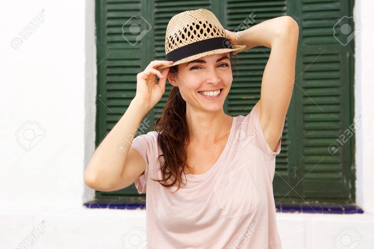 帽子をかぶってポーズをとるクールな若い女性のクローズアップポートレート の写真素材 画像素材 Image