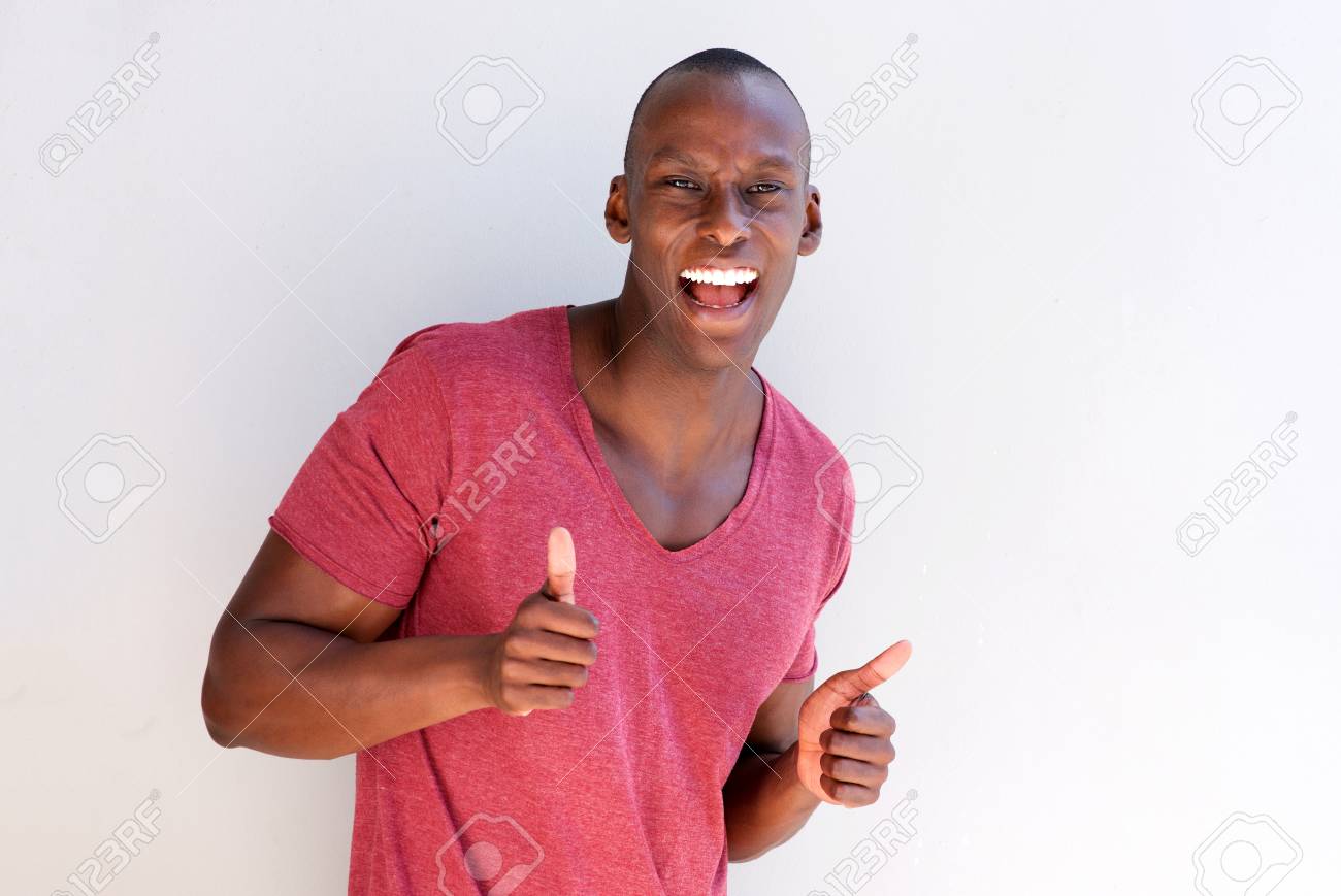 親指を上げて笑う幸せなアフリカ系アメリカ人男性の肖像 の写真素材 画像素材 Image 親指を上げて笑う幸せなアフリカ系アメリカ人男性の肖像 の写真素材 画像素材 Image