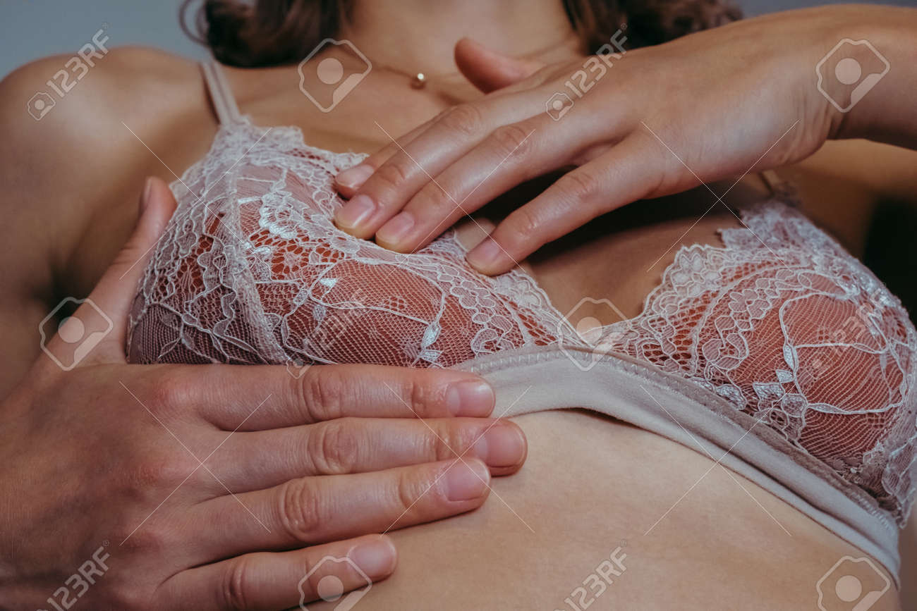 Immagini Stock - Donna Che Si Auto Esame Del Seno. Donna Che Controlla I  Grumi Sui Suoi Seni Per Segni Di Cancro Al Seno. Concetto Di Assistenza  Sanitaria. Ragazza Che Si Tocca