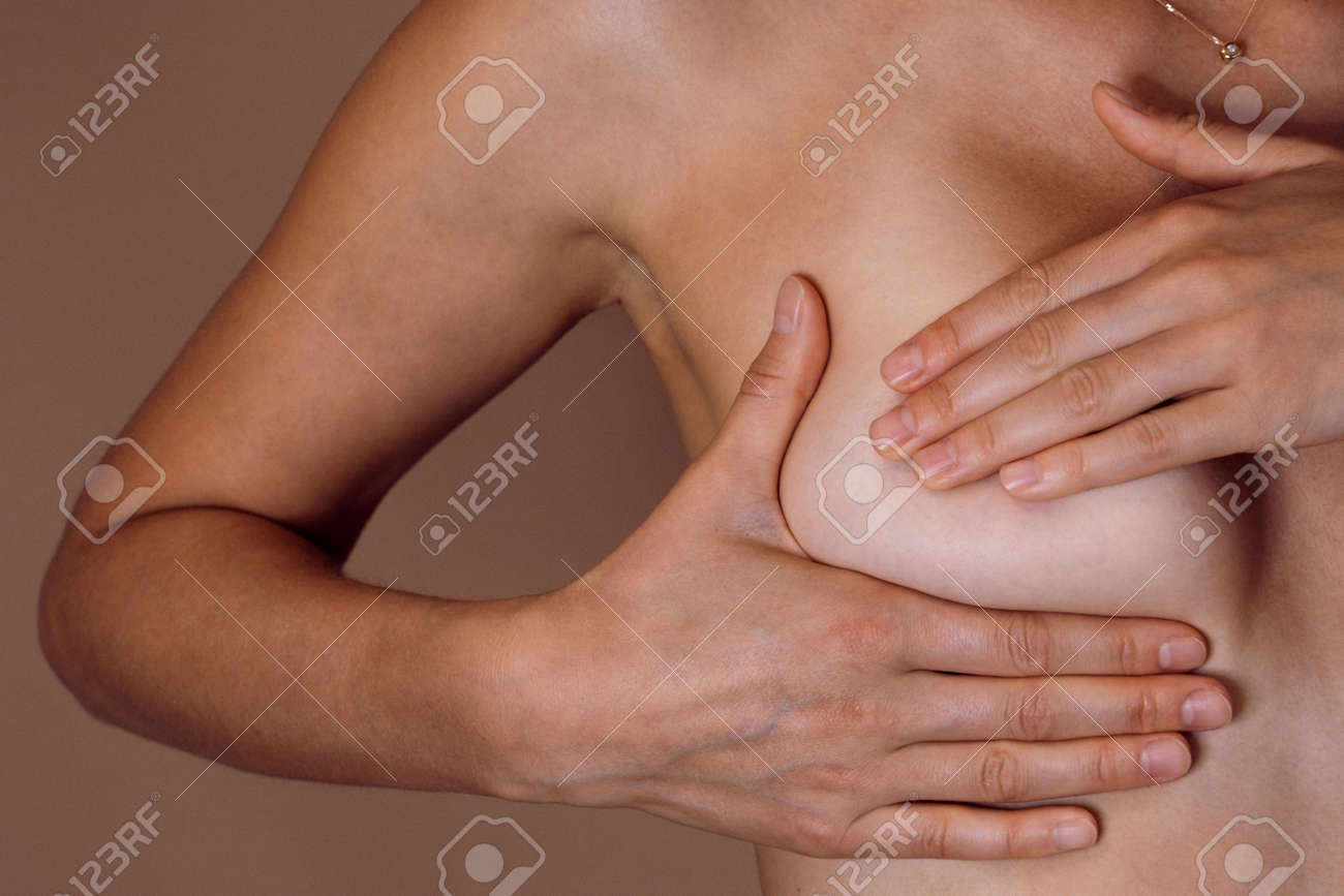 Mujer Dándose Un Autoexamen De Mama. Mujer Revisando Los Bultos En Sus  Senos Para Detectar Signos De Cáncer De Mama. Concepto De Atención De La  Salud. Chica Tocando Su Seno Para Verificar