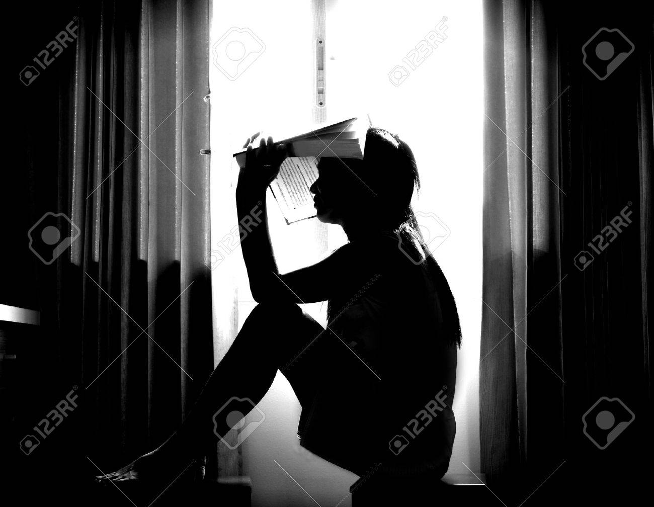 シルエットを強調したし 落ち込んで女性彼女の研究について心配しています の写真素材 画像素材 Image