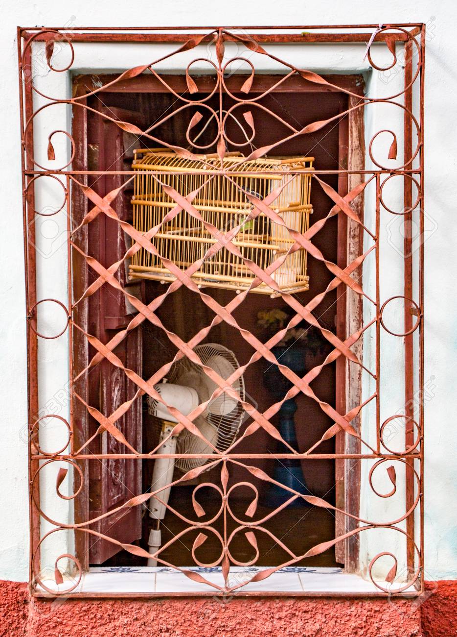 Ouvrir La Fenêtre Avec La Cage Doiseau Et Le Ventilateur Derrière Le Grillage En Métal Peint Orange Sur Le Mur Blanc Et Rouge Fraîchement Peint à