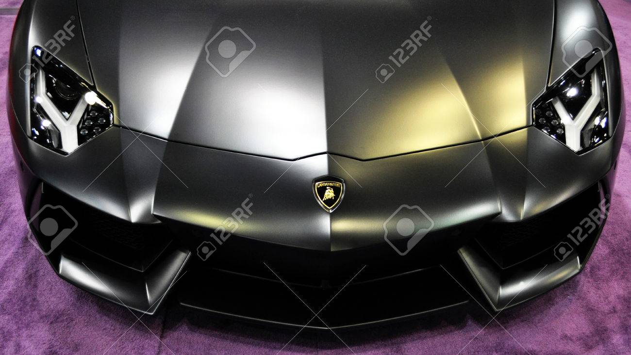 紫色の絨毯にランボルギーニ フード の写真素材 画像素材 Image
