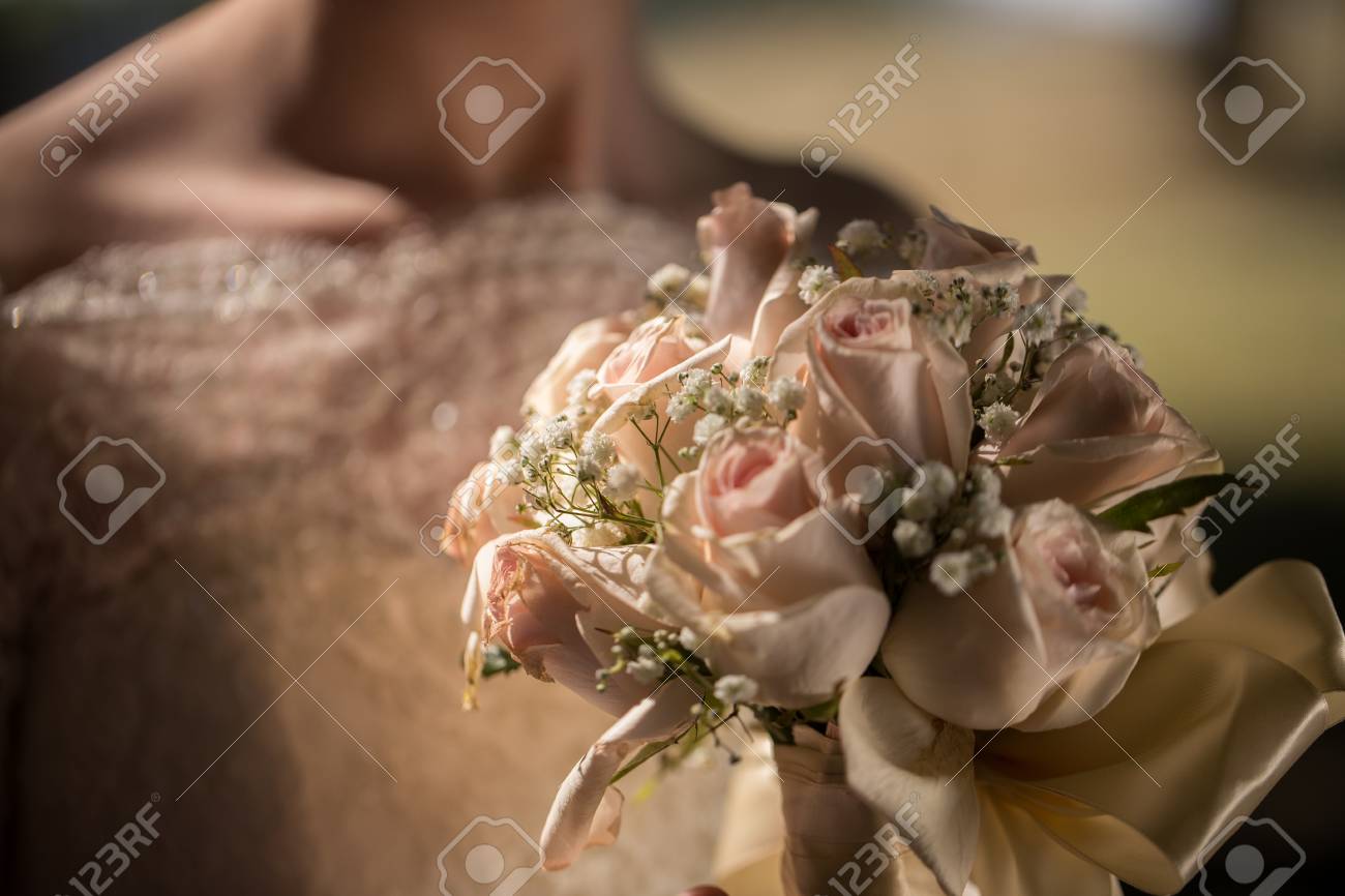 梨花の手に大きな素敵なウェディング ブーケ 彼女の結婚式の花嫁 の写真素材 画像素材 Image