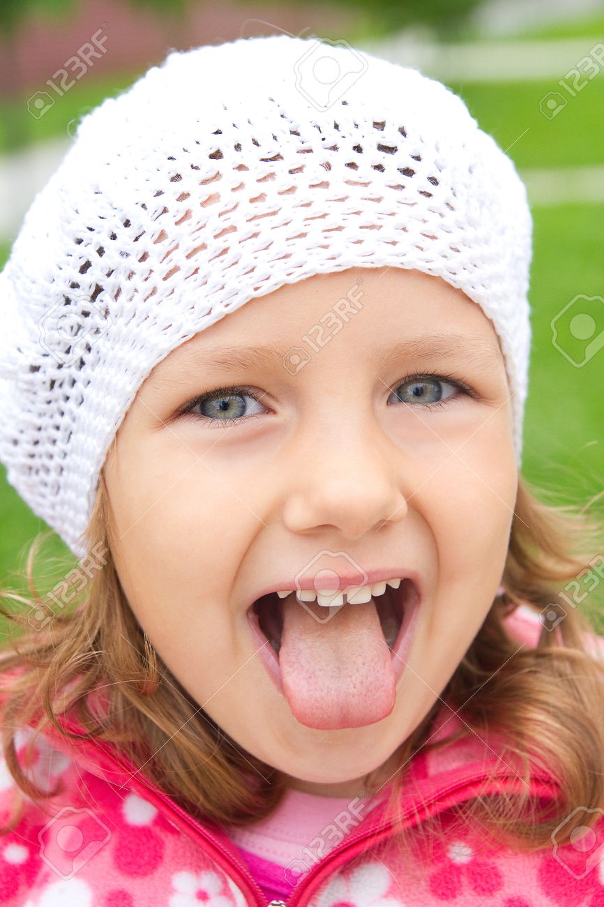 девчонка показывает язык. малыш показывает язык. девочки язык видео. девушка открыла рот. маленькие девочки с высунутым языком.