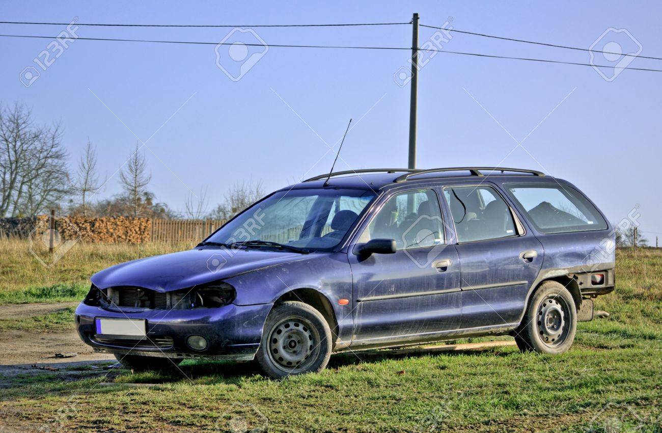 草の上に駐車の古い放棄された青いステーション ワゴン車 の写真素材 画像素材 Image
