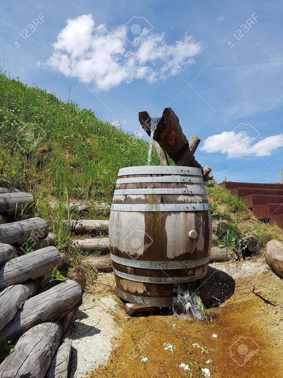 Canal En Bois Et Le Canon Fait Dans Une Fontaine Pour Le Nettoyage Leau De Source Fraîche Sur Le Côté Dun Sentier De Randonnée En Montagne Avec Le