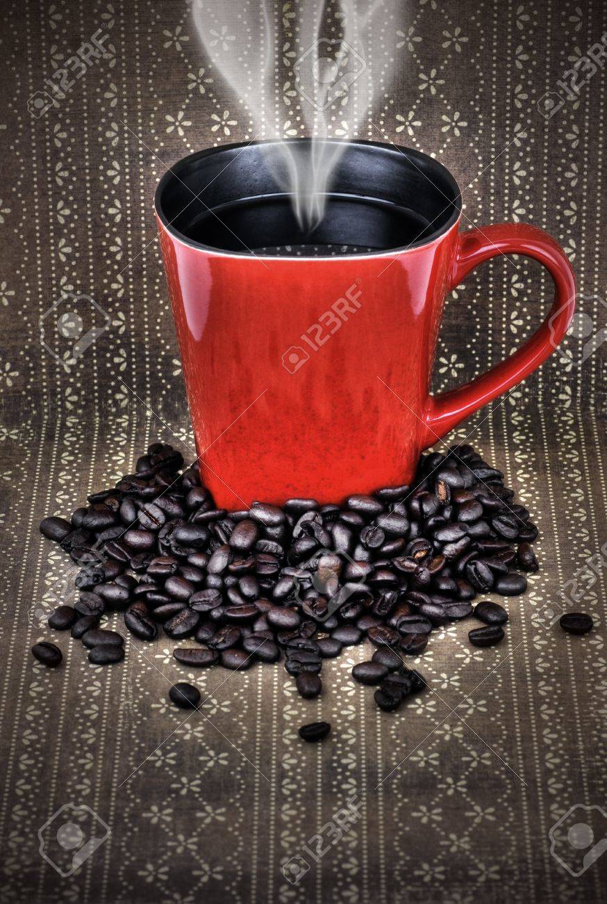 汚れた赤セラミック カップやマグカップ Hdr 処理 ビンテージ茶色壁紙以上蒸気熱いブラック コーヒー豆でいっぱい の写真素材 画像素材 Image 汚れた赤セラミック カップやマグカップ Hdr 処理 ビンテージ茶色壁紙以上蒸気熱いブラック コーヒー豆でいっぱい の写真素材 画像素材 Image