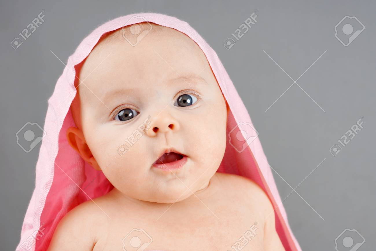 Portrait D Un Bebe Nouveau Ne Etonne Avec Une Couverture Rose Sur La Tete Banque D Images Et Photos Libres De Droits Image