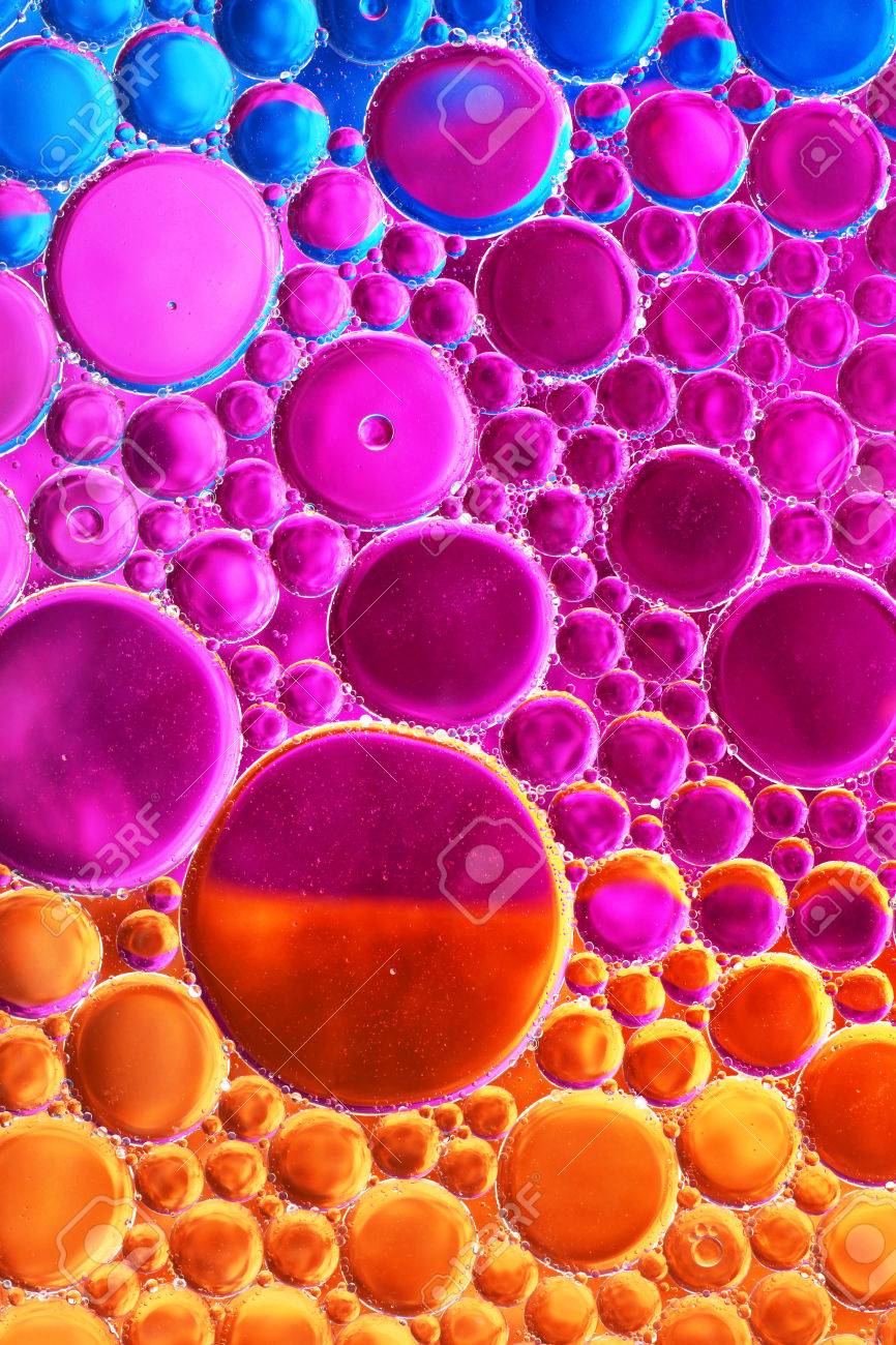 油滴および水の赤 オレンジ ピンクと青の背景楽しい抽象以上 の写真素材 画像素材 Image