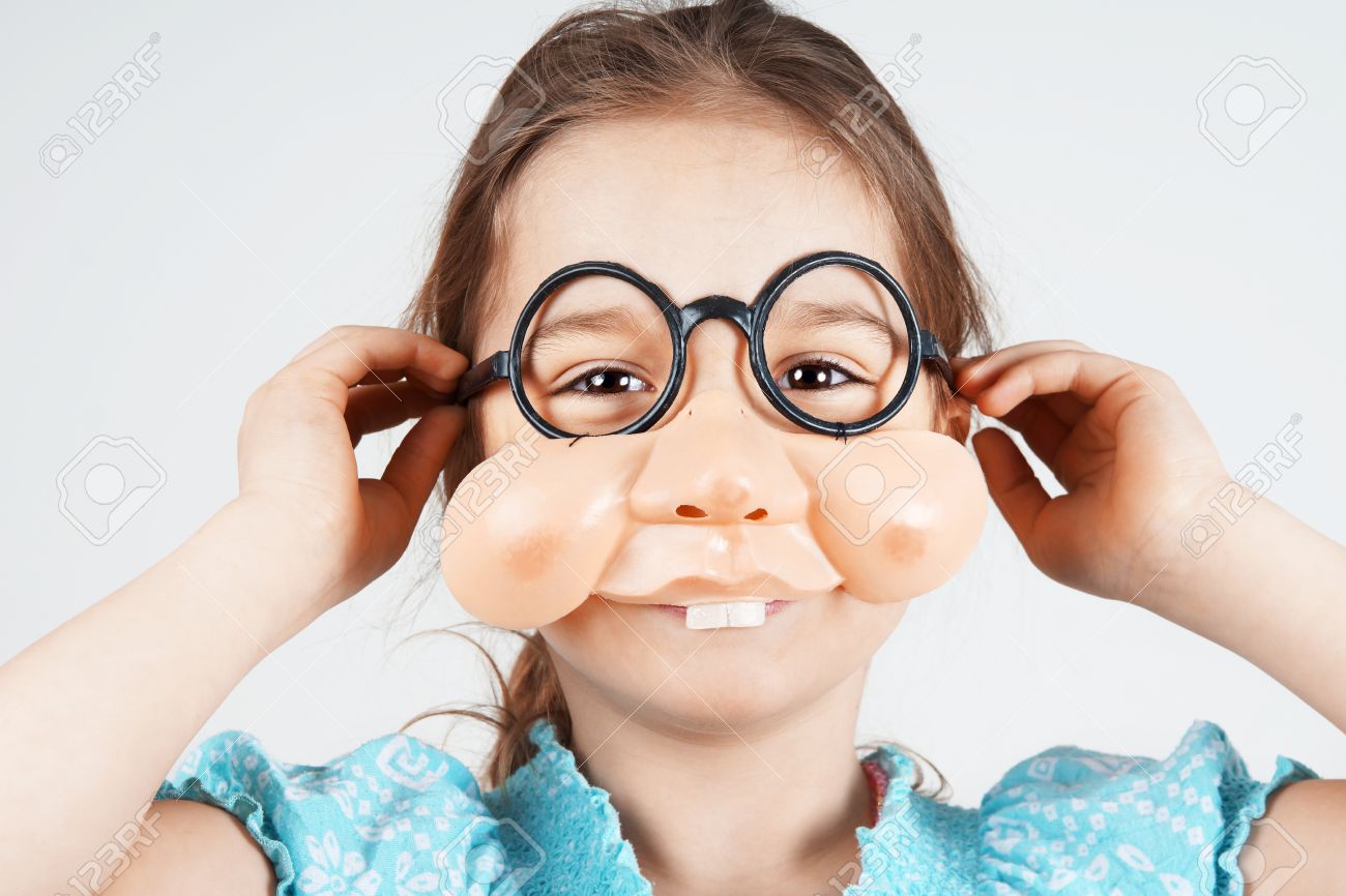 面白い偽鼻と丸いメガネ少女 の写真素材 画像素材 Image 面白い偽鼻と丸いメガネ少女 の写真素材 画像素材 Image