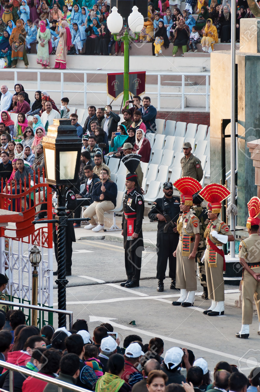 ガレンジャー アムリトサル、インド、12 月の 6 日 2014年: 閉会式インド パキスタン ワガの国境。それは、毎日日没前に、2  時間、国境ゲートで発生します。インド国境警備隊とパキスタン レンジャー旗式を行ったの写真素材・画像素材 Image 36337585