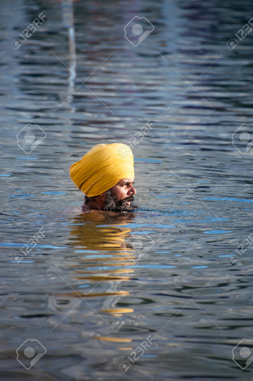 黄金寺院で神聖な湖で祈ってアムリトサル インド 12 月 7 14年 正体不明のシーク教男 ハリマンディル サーヒブ ダルバール紳士も 黄金寺院は アムリトサル パンジャブ インドの都市にある最も神聖なシーク Gurdwara です の写真素材 画像素材 Image