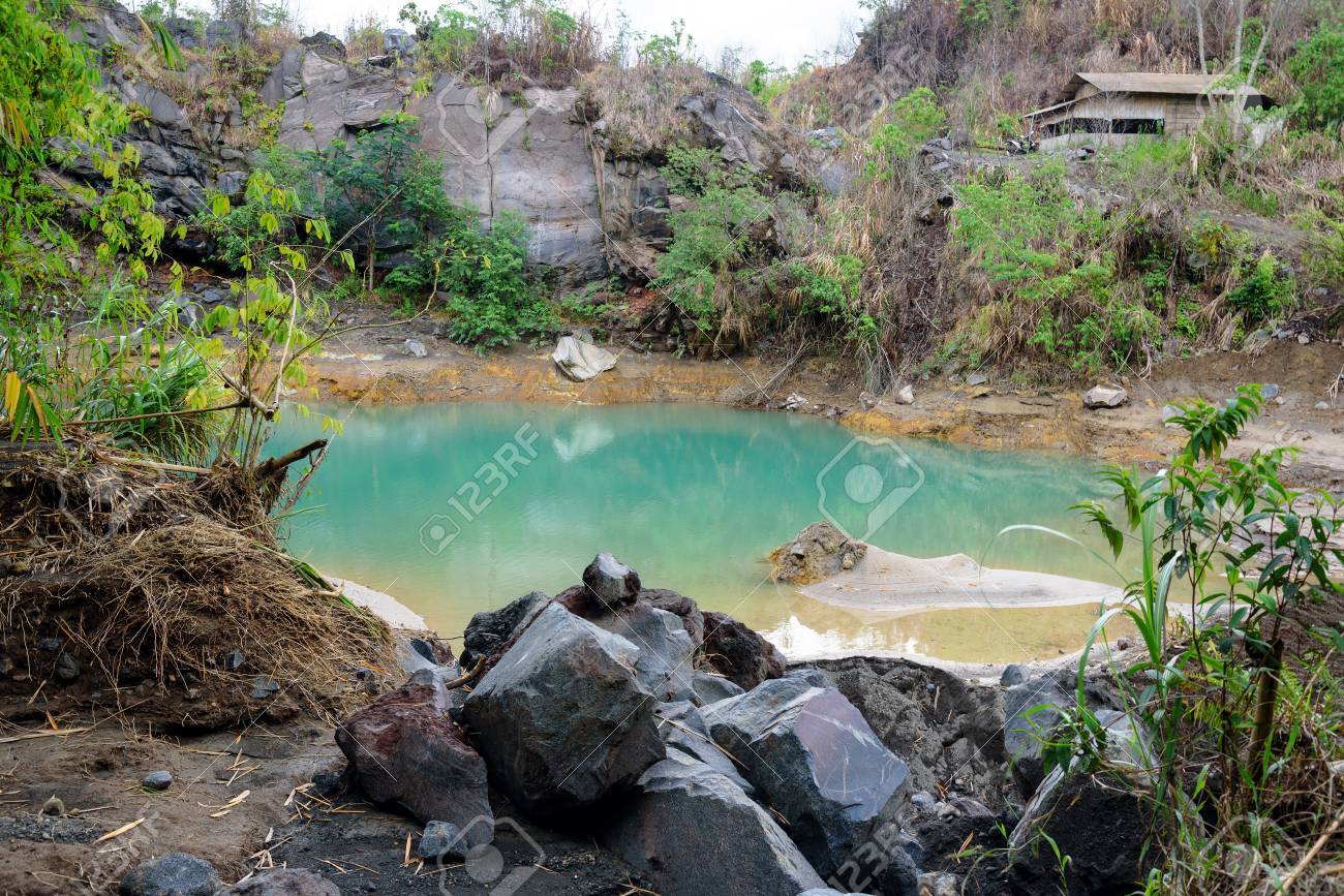 Lokon Empung 火山のふもとに硫酸の湖 トモホン 北スラウェシ州 インドネシア の写真素材 画像素材 Image 5093
