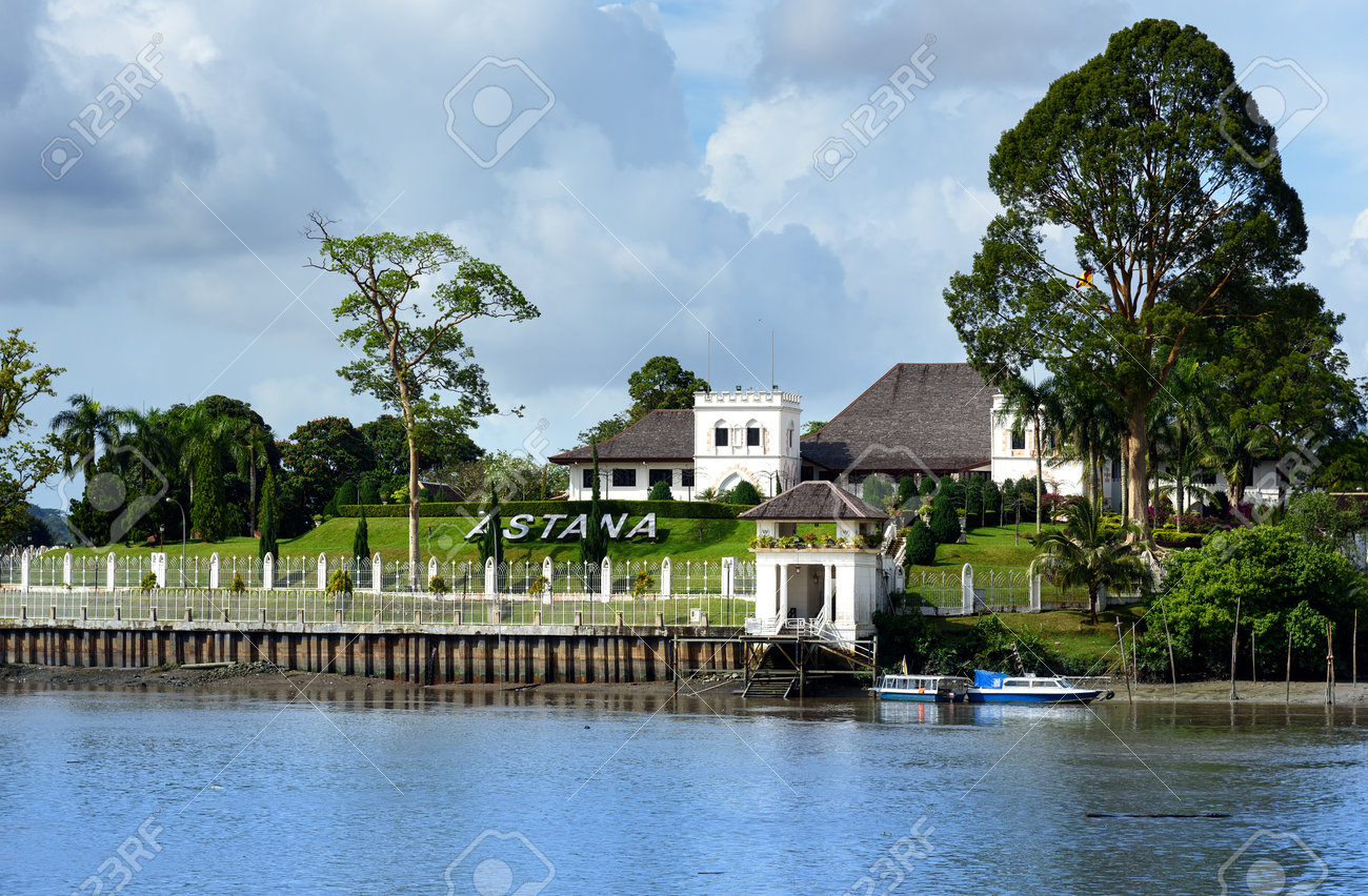 サラワクの川の北銀行の宮殿のアスタナ クチン サラワク州 マレーシア ボルネオ の写真素材 画像素材 Image