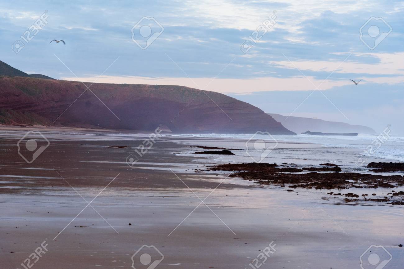 Plage De Legzira Avec Un énorme Arc De Rocher Dans Le Brouillard Du Matin Maroc