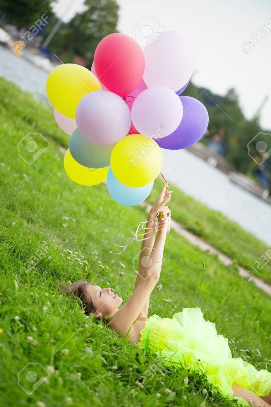 Helle Glucklich Frau Mit Haufen Von Bunten Luftballons Lizenzfreie Fotos Bilder Und Stock Fotografie Image 11527736