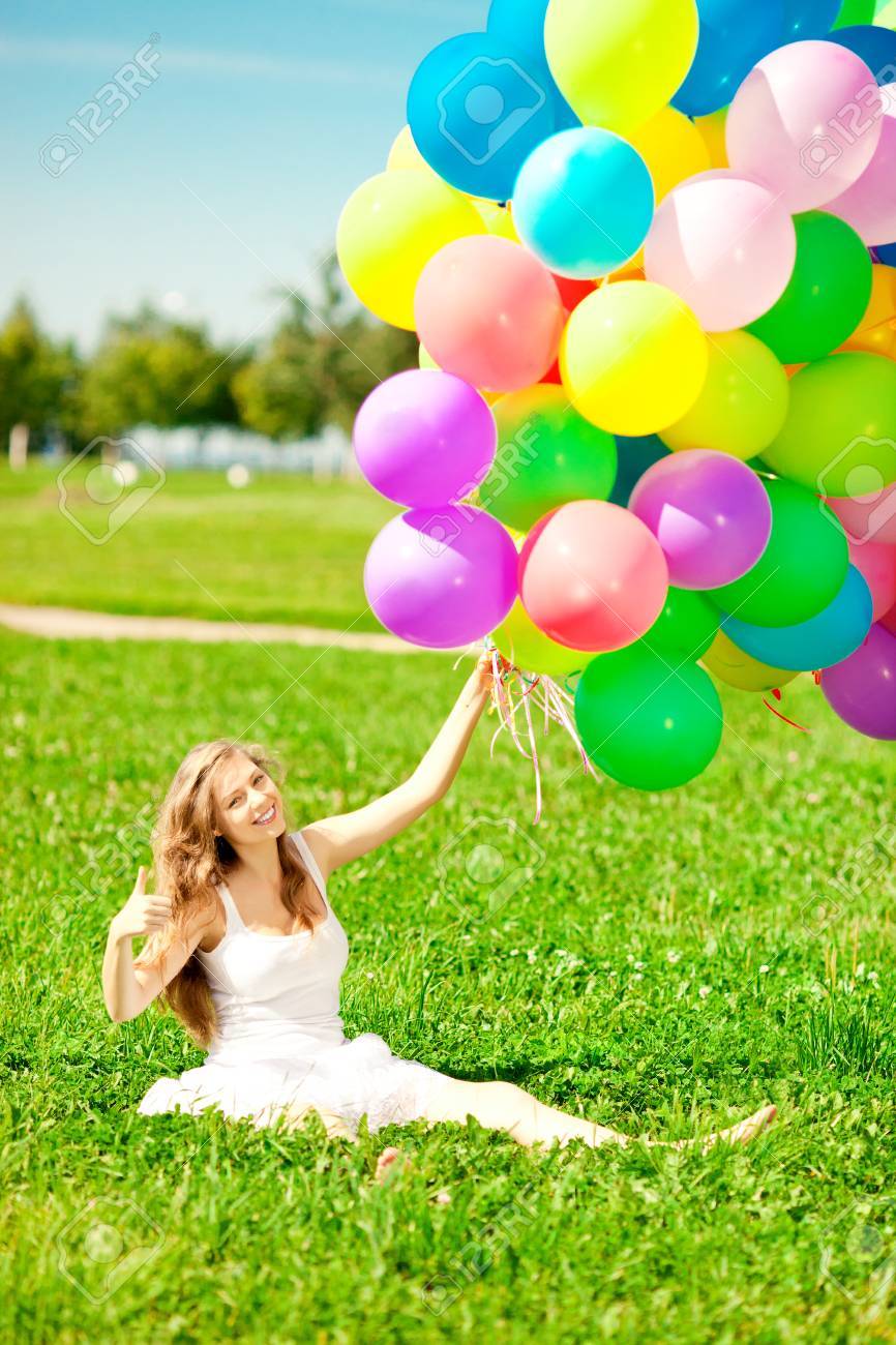 Femme Joyeux Anniversaire Contre Le Ciel Avec Des Ballons A Air Arc En Couleur Dans Les Mains Energie Ensoleillee Et Positive De La Nature Belle Jeune Fille Sur L Herbe Dans Le Parc Banque D Images Femme Joyeux Anniversaire Contre Le Ciel Avec Des Ballons A Air Arc En Couleur Dans Les Mains Energie Ensoleillee Et Positive De La Nature Belle Jeune Fille Sur L Herbe Dans Le Parc Banque D Images
