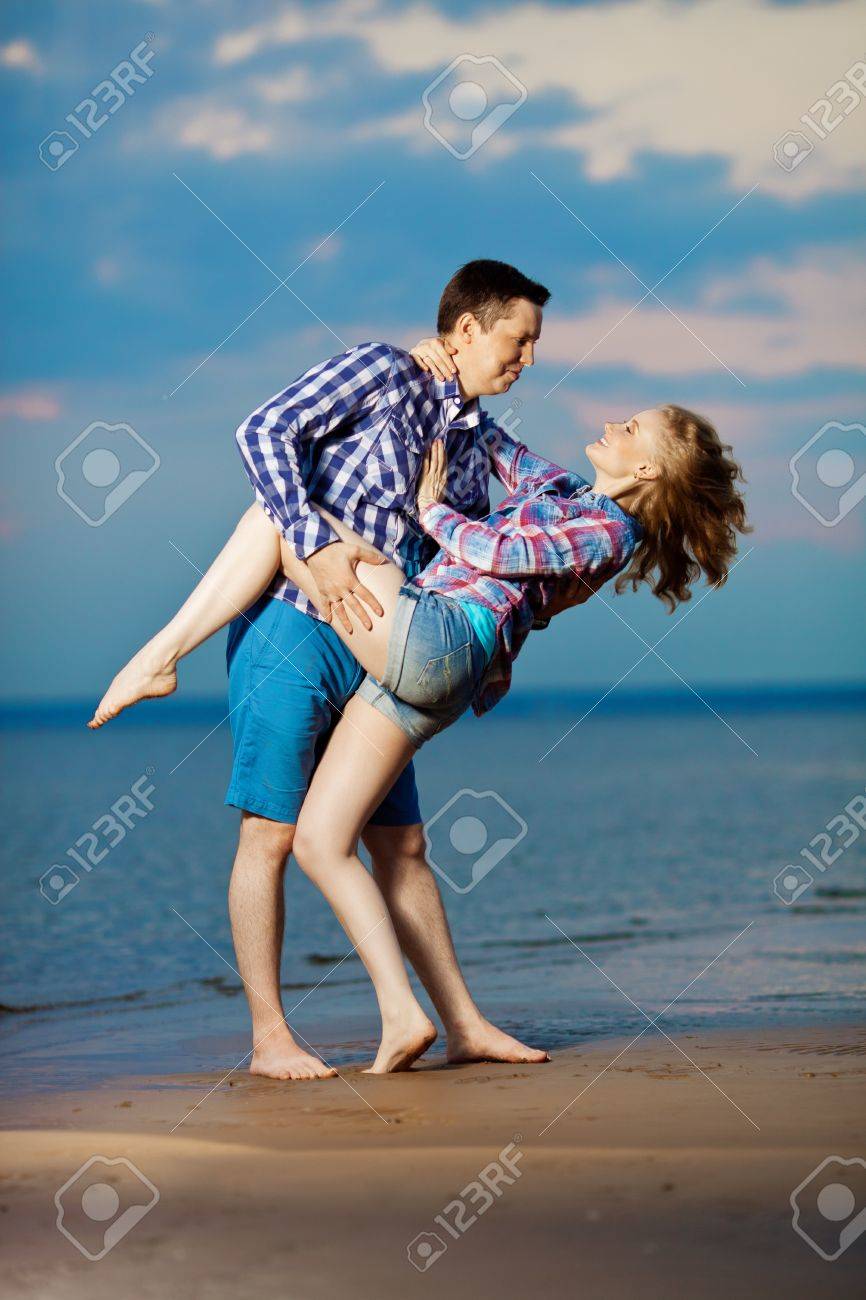 Couples Dans L Amour Sur La Plage Belle Jeune Femme Et L Homme A La Mer Amoureux Au Coucher Du Soleil Banque D Images Et Photos Libres De Droits Image 28320436