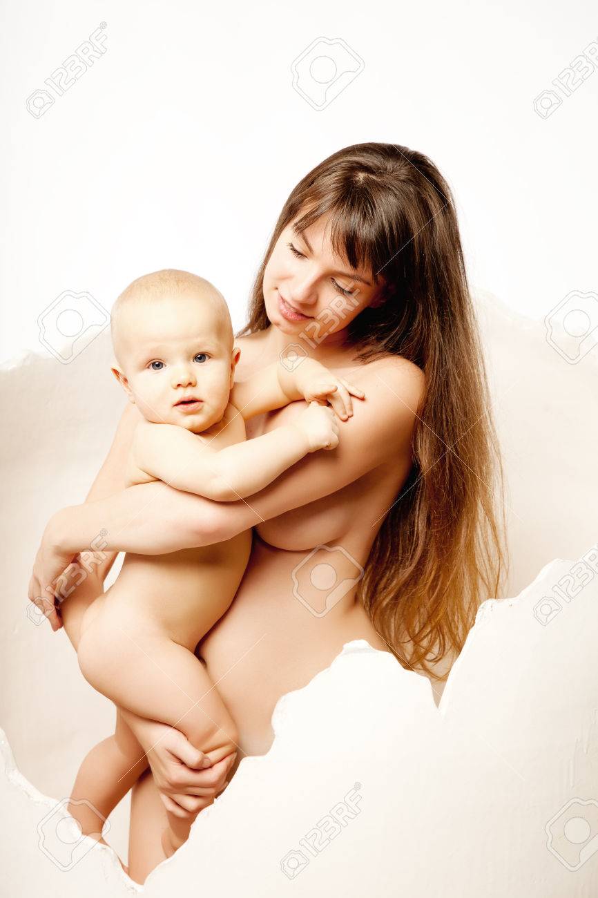 Kid Avec Sa Jeune Mere Dans L Uf Maman Avec Bebe Dans Les Bras Etreinte De La Famille Bebe Et Sa Maman Banque D Images Et Photos Libres De Droits Image