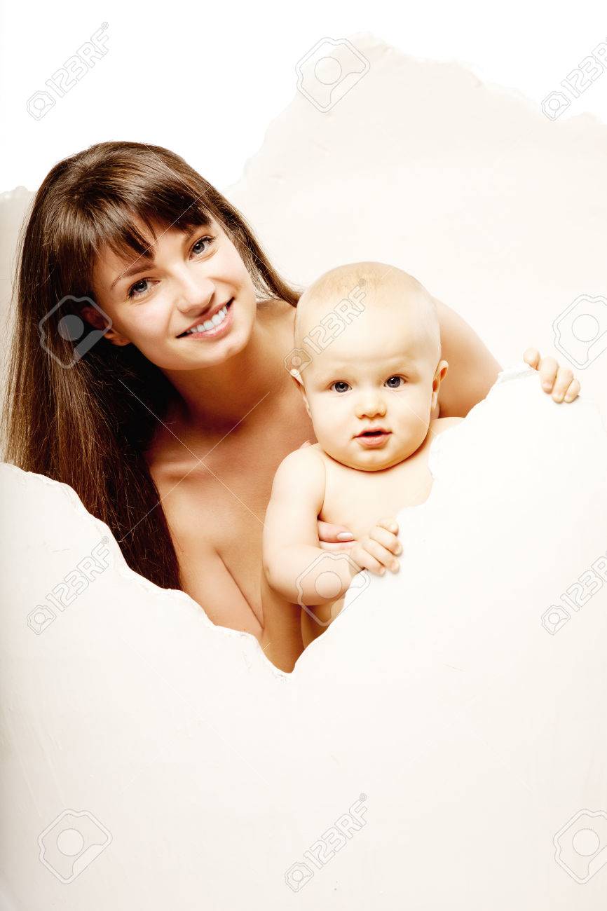 Enfant Avec Sa Jeune Mere Dans L Uf Maman Avec Bebe Dans Ses Bras Etreinte De La Famille Bebe Et Sa Maman Banque D Images Et Photos Libres De Droits Image