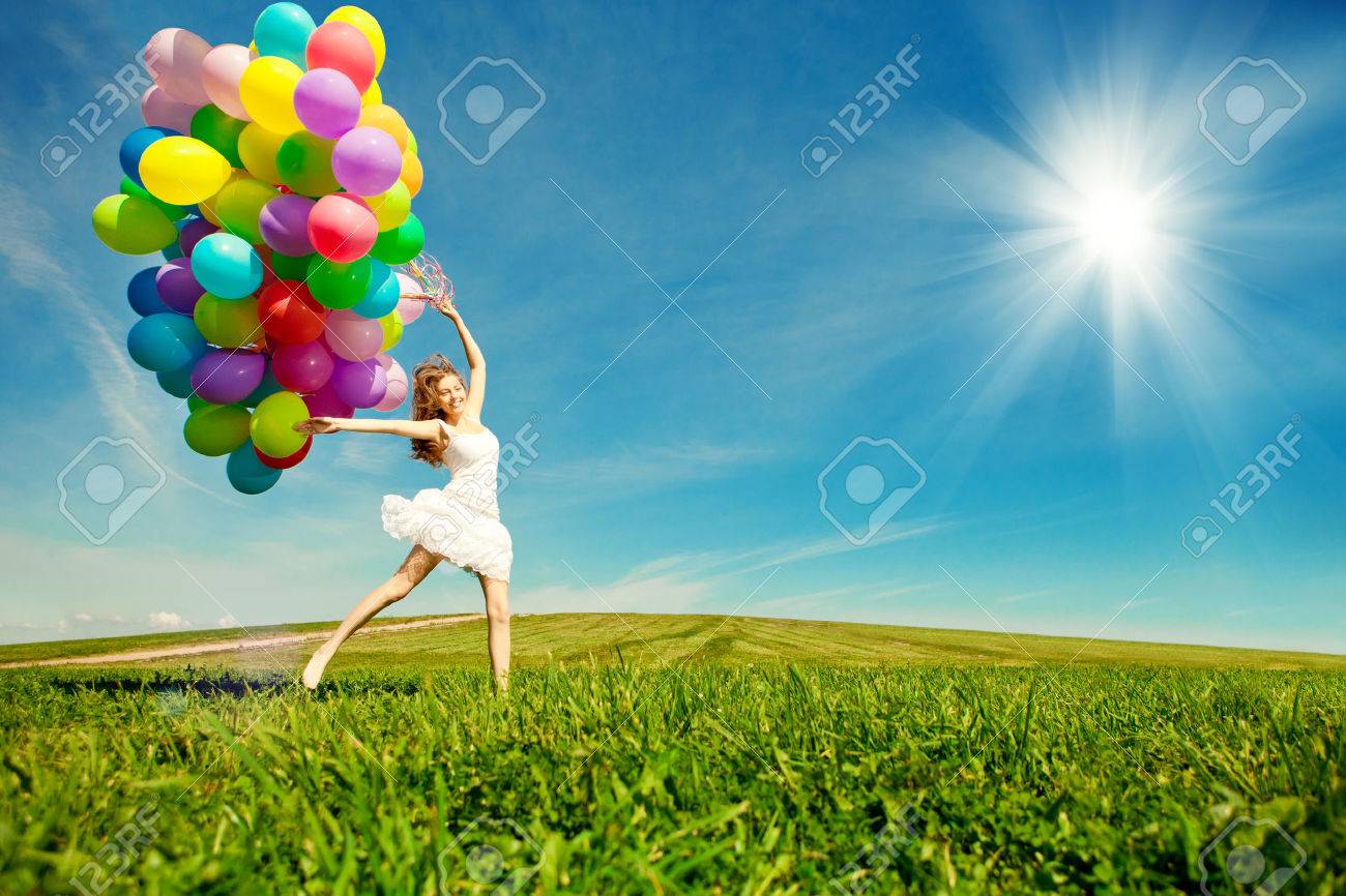 Femme Joyeux Anniversaire Contre Le Ciel Avec Des Ballons A Air Arc En Couleur Dans Les Mains Energie Ensoleillee Et Positive De La Nature Belle Jeune Fille Sur L Herbe Dans Le Parc Banque D Images Femme Joyeux Anniversaire Contre Le Ciel Avec Des Ballons A Air Arc En Couleur Dans Les Mains Energie Ensoleillee Et Positive De La Nature Belle Jeune Fille Sur L Herbe Dans Le Parc Banque D Images