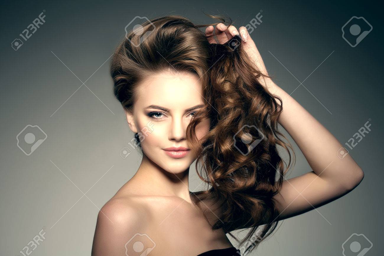 長い髪をモデルします 波のカールの髪型 ヘアサロン アップヘア ファッション モデルでつやのある髪 豪華な髪と健康な髪の女の子と女性 髪のボリュームと毛損失の女の子 の写真素材 画像素材 Image
