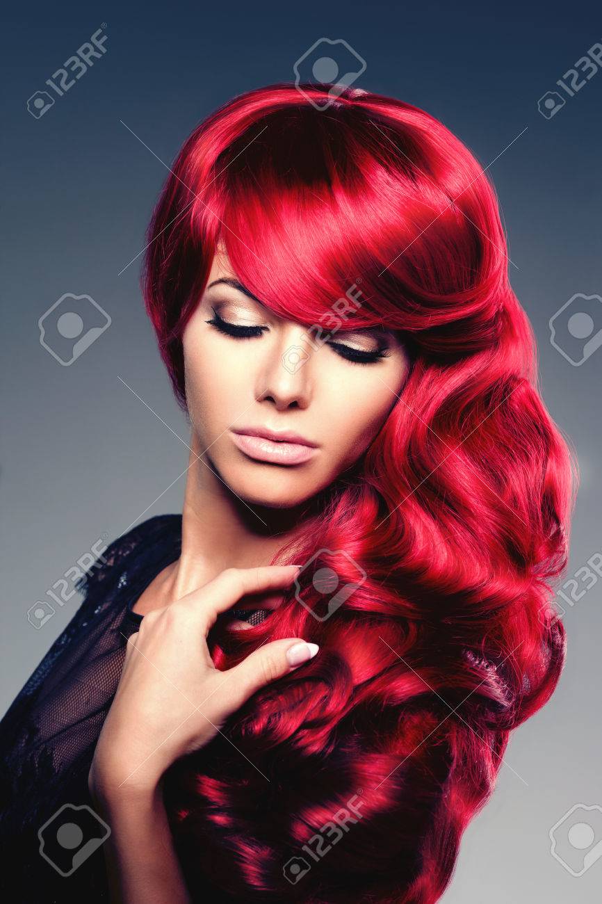 赤の高級ファッション トレンディな若い女性は 髪をカールしました 美容髪型の女の子 スタイリッシュな長い前髪 波 巻き毛を持つモデルします 美容顔を持つ女性 の写真素材 画像素材 Image