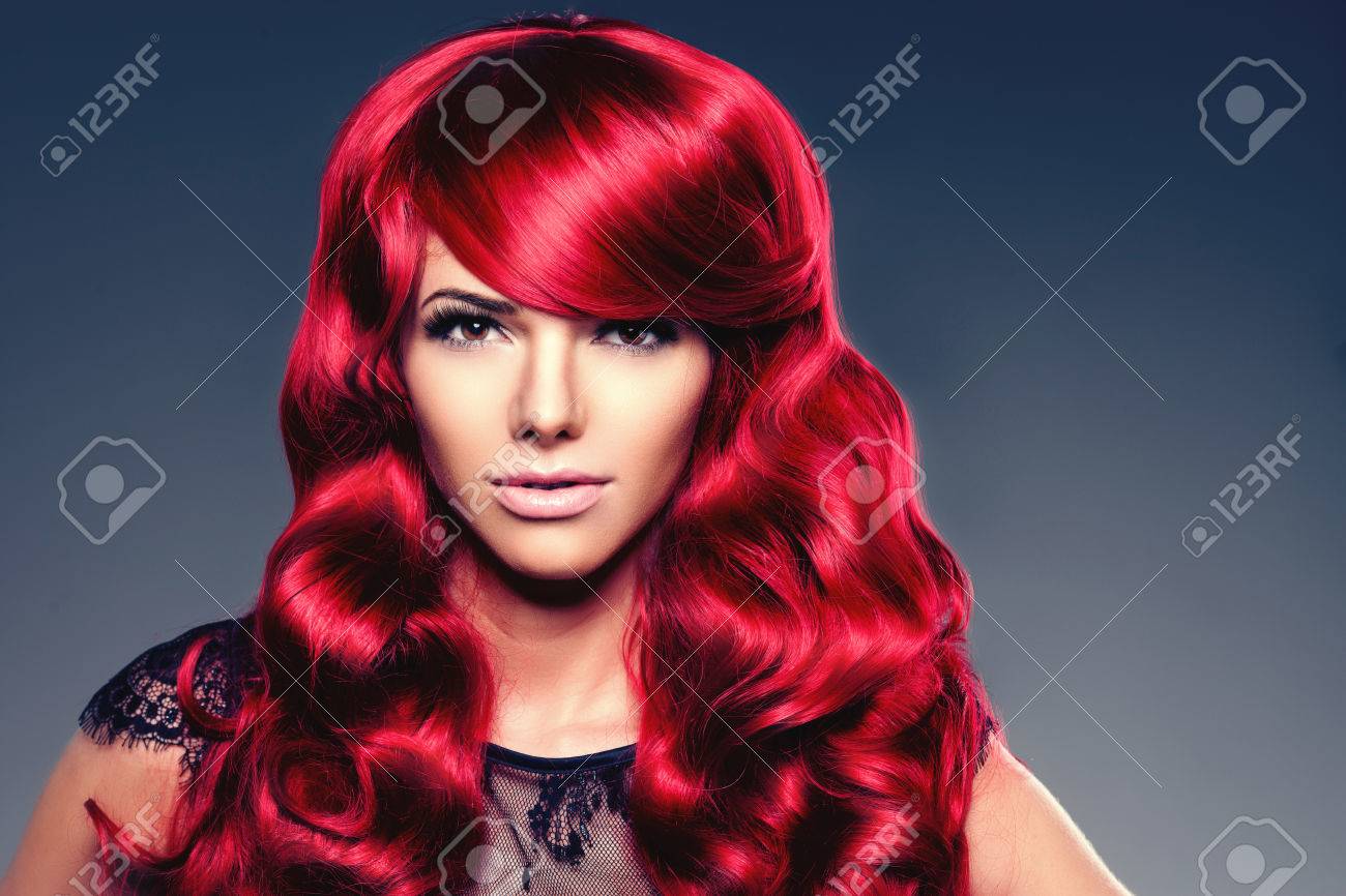 赤の高級ファッション トレンディな若い女性は 髪をカールしました 美容髪型の女の子 スタイリッシュな長い前髪 波 巻き毛を持つモデルします 美容顔を持つ女性 の写真素材 画像素材 Image