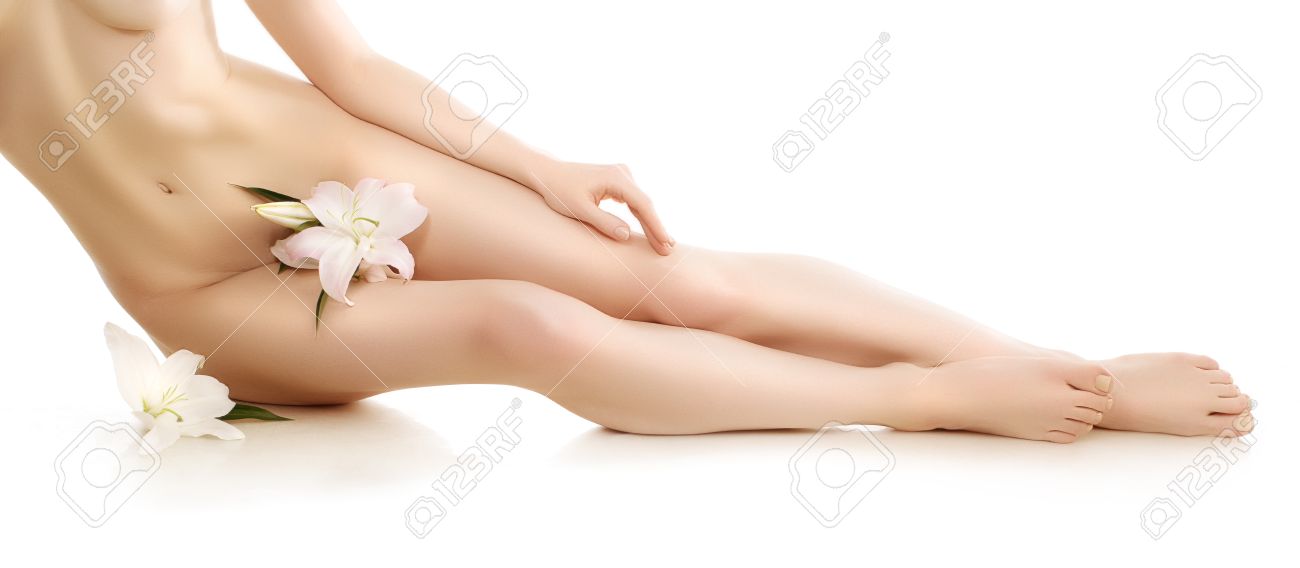 ヌードの女性 裸の女の子 ボディケア スパ マッサージ療法の概念 セクシーな女性 金髪ファッションモデル ボディー形状のアート 足 足 花 ユリ の写真素材 画像素材 Image