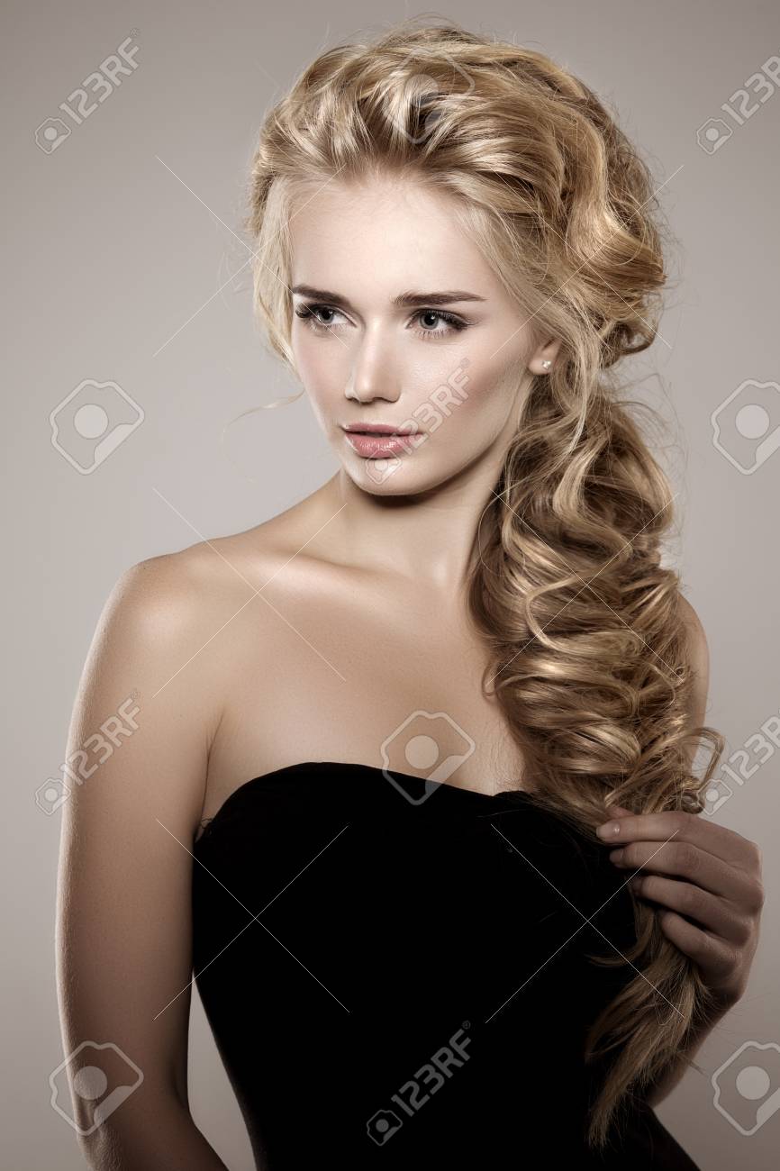 modell mit langen geflochtenen haaren waves curls braid frisur friseur hochsteckfrisur mode glanzendes haar frau mit gesundem haar madchen mit luxuriosen frisur haarausfall flechten haar volumen lizenzfreie fotos bilder und stock fotografie