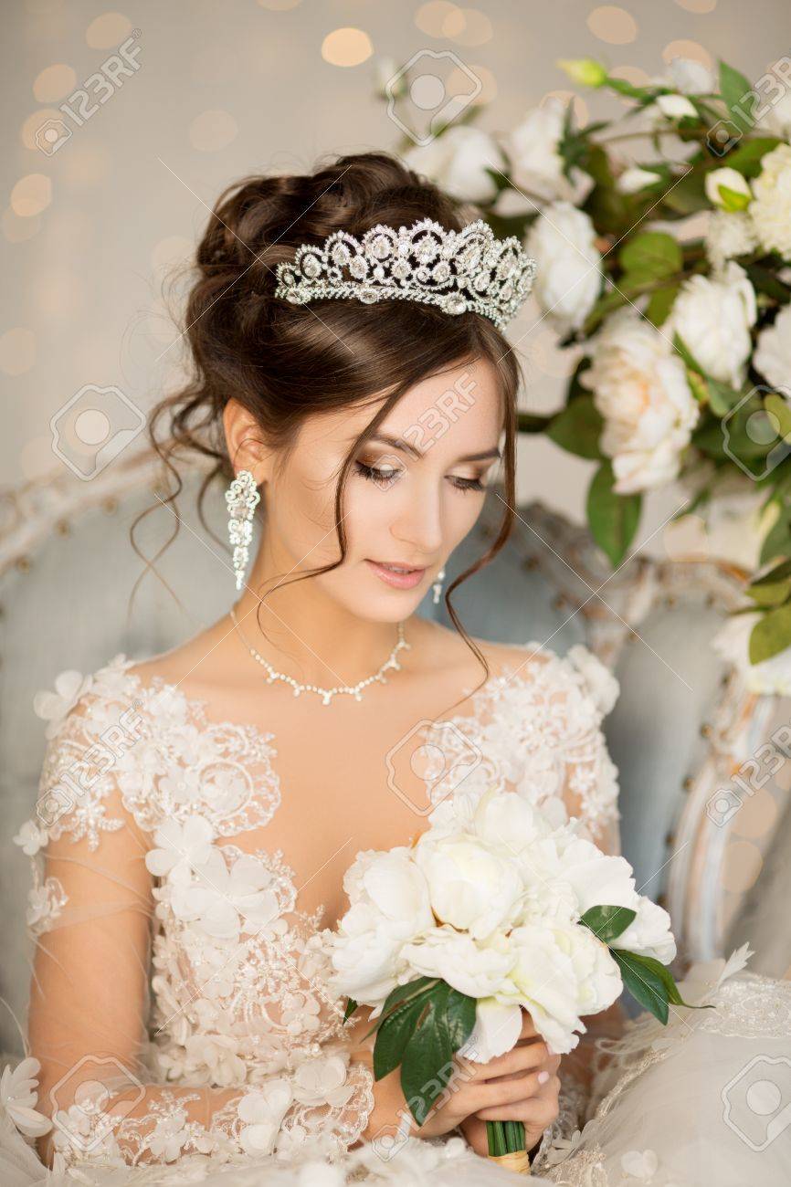 [تصویر:  58707977-the-bride-in-a-lace-dress-with-...rings-.jpg]