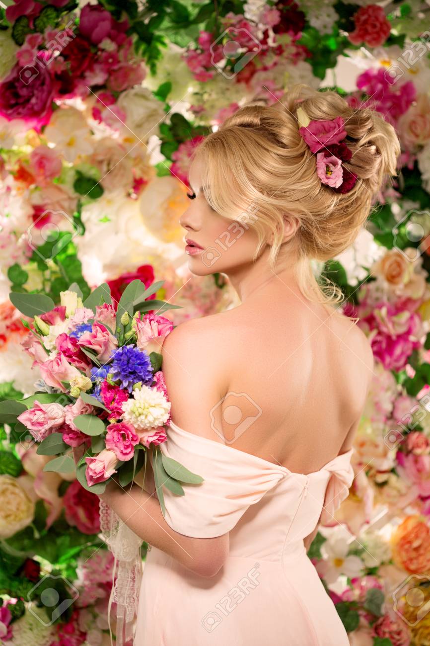 https de 123rf com photo 58590526 frau mit hochzeitskleid haare und make up auf s c3 bc c3 9fe blumen hintergrund html