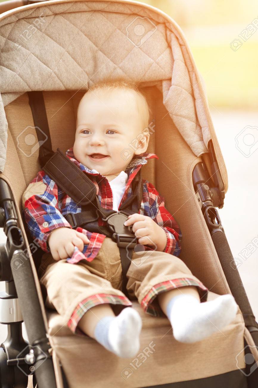 Immagini Stock Carino Piccolo Bambino Sorridente In Una Carrozzina Per Le Strade Della Citta Sorriso Di Un Bambino Seduto In Una Carrozzina Un Bambino Ride Image