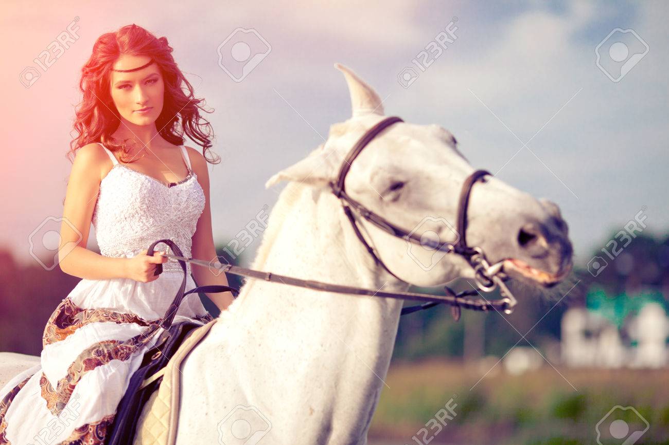 Schone Frau Auf Einem Pferd Pferderueckenmitfahrer Reiten Frau Pferd Am Strand Lizenzfreie Fotos Bilder Und Stock Fotografie Image 67347710