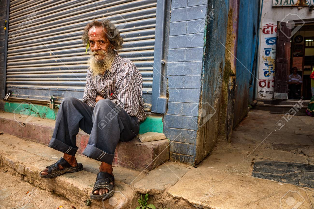 カトマンズの路上で座っているタメル カトマンズ ネパール王国 15 年 10 月 28 日 のネパール高齢者男 の写真素材 画像素材 Image 5373