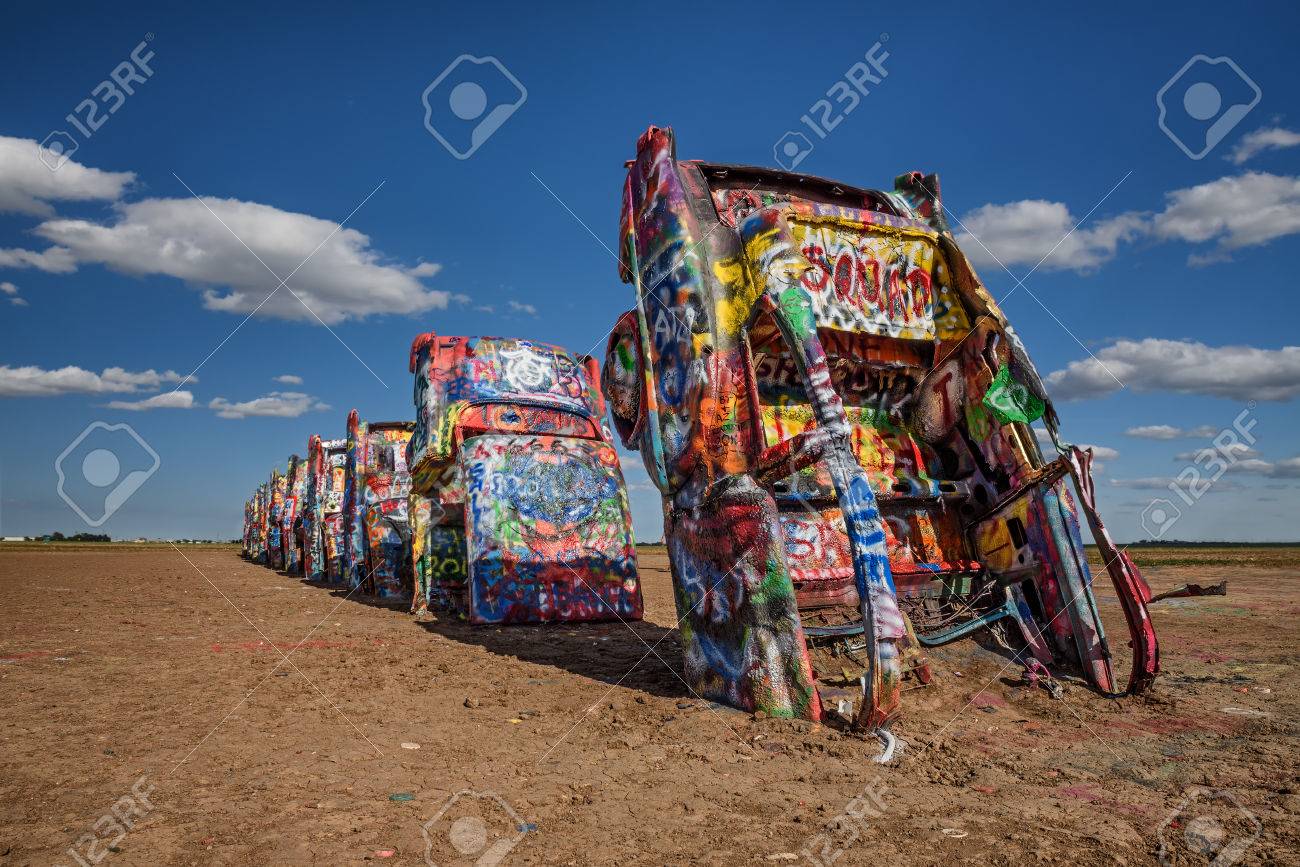 アマリロのアマリロ テキサス州 アメリカ合衆国 16 年 5 月 12 日 キャデラック ランチ キャデラック ランチは古い車の沈没船と歴史的なルート 66 の人気ランドマークのパブリック アートのインストール の写真素材 画像素材 Image