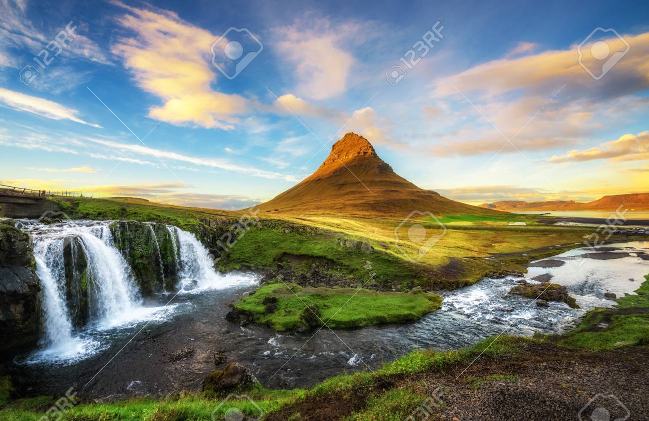 夏の夕日アイスランドの背景の Kirkjufell 山で有名な
