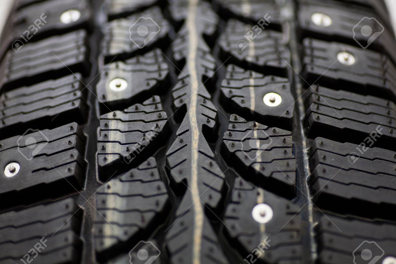 https://previews.123rf.com/images/mironovm/mironovm1711/mironovm171100096/89261093-pneu-clout%C3%A9-sur-fond-de-pneus-clout%C3%A9s-d-hiver-pour-une-nouvelle-voiture-de-close-up.jpg
