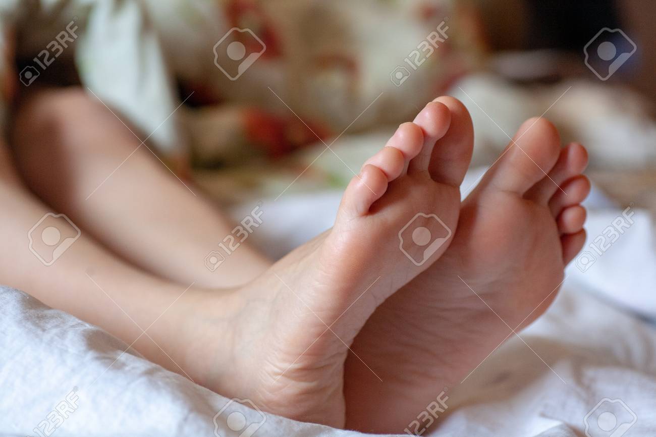 Young feet 若い女の子のつま先は健康で美しいです。手入れの行き届いたつま先。医療用の記事や軟膏のコンセプト -  つま先と足のイメージ。碑文や広告のためのスペースを持つ脚のイメージ。の写真素材・画像素材 Image 121526645