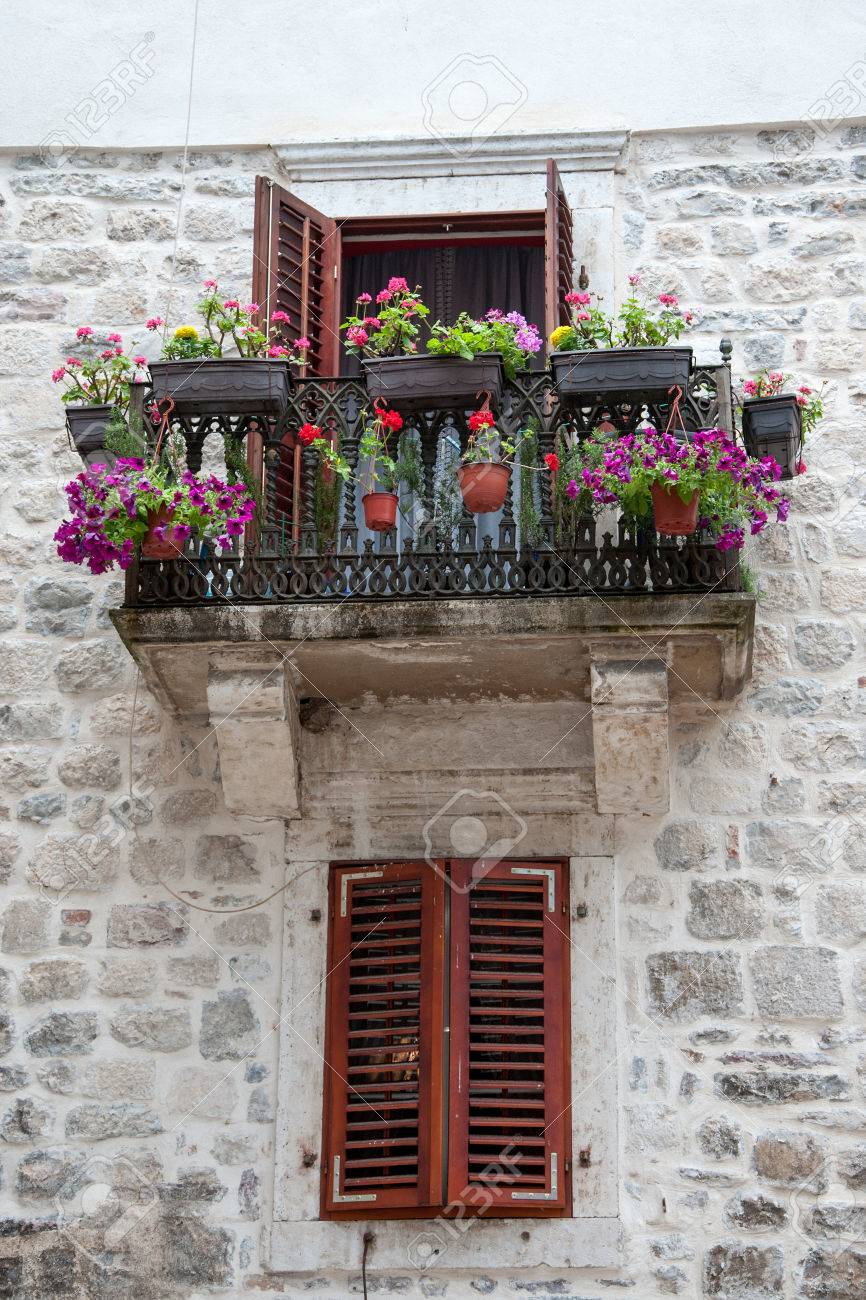Balcón Antiguo Con Flores Y Ventana Con Persianas Fotos, Retratos 