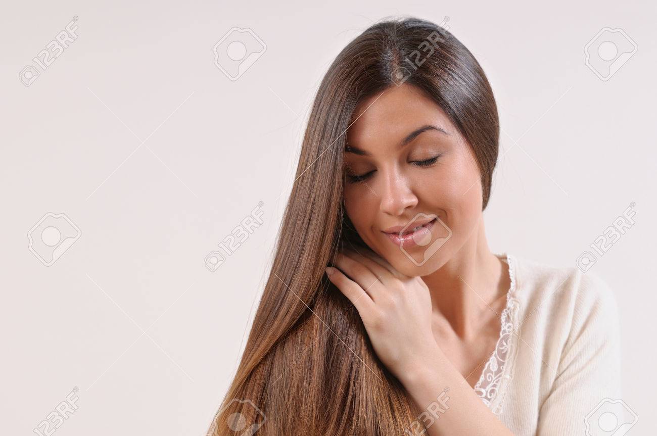 純粋な肌と白い背景の強い健康な明るい髪かわいい敏感美女 の写真素材 画像素材 Image