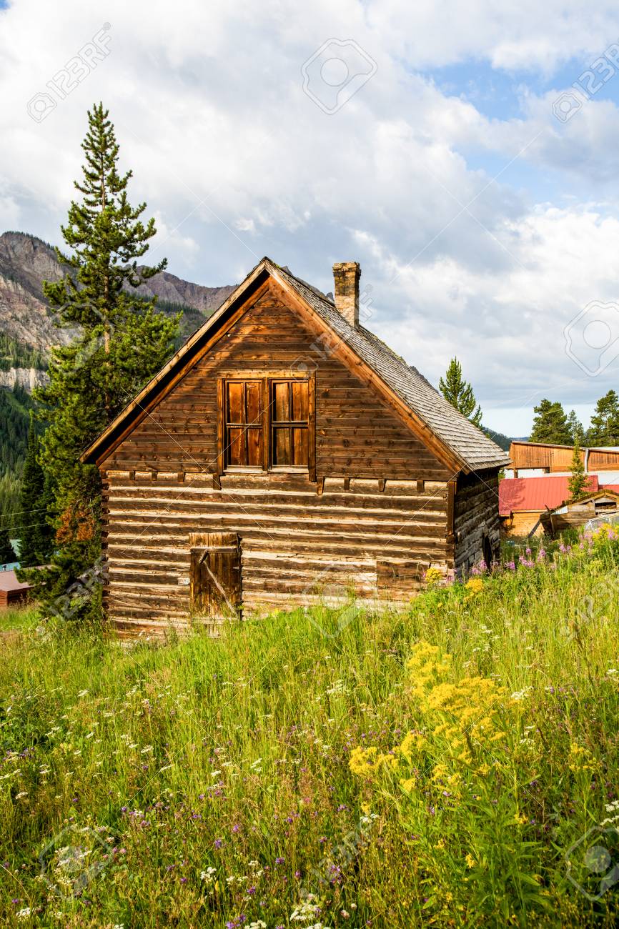 田園風景の中の古い農家の家 の写真素材 画像素材 Image