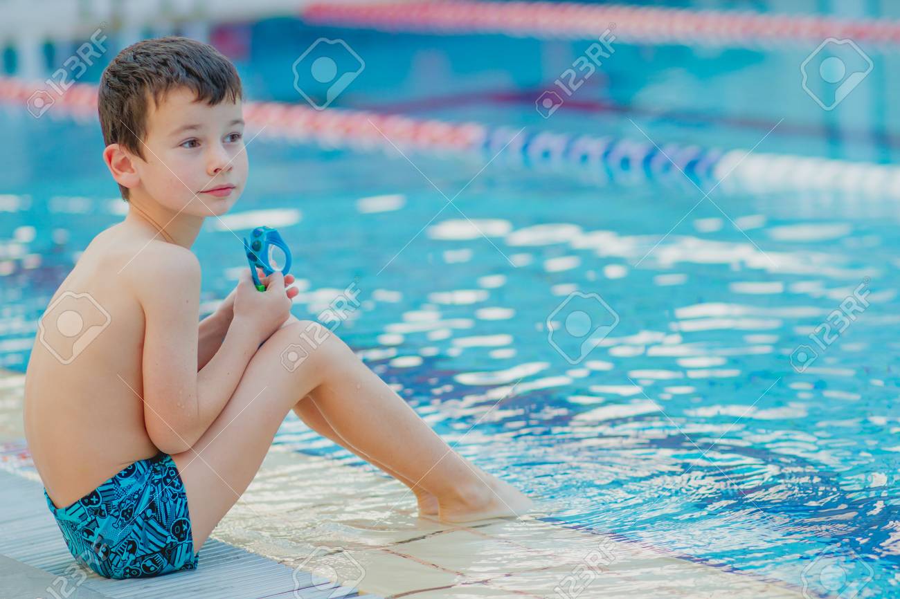 少年がプールの境界に座っている の写真素材 画像素材 Image