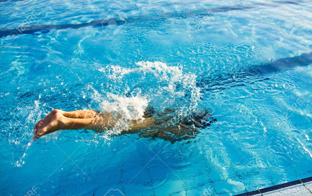 青いプール飛び込みのスイマー の写真素材 画像素材 Image
