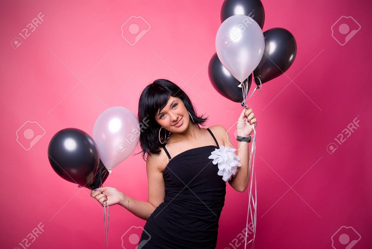 ピンクの背景に黒と白の風船を持つ若い女の子の写真 の写真素材 画像素材 Image 1239