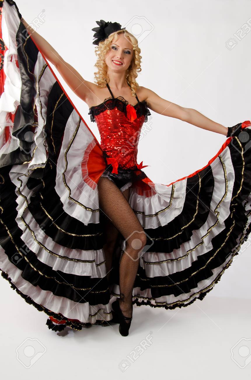 スタジオでフレンチ カンカンを踊る若いセクシーなブロンド の写真素材 画像素材 Image