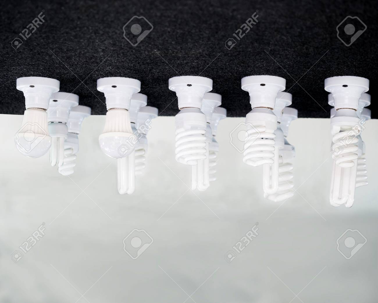 天井床に蛍光灯や Led 電球の種類 の写真素材 画像素材 Image