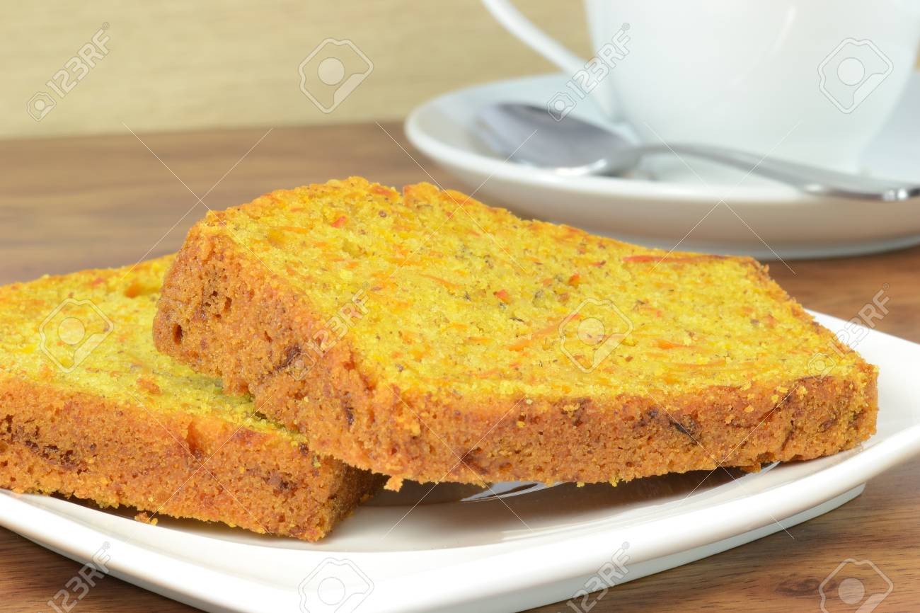 皿にかぼちゃのスポンジ ケーキのスライス の写真素材 画像素材 Image