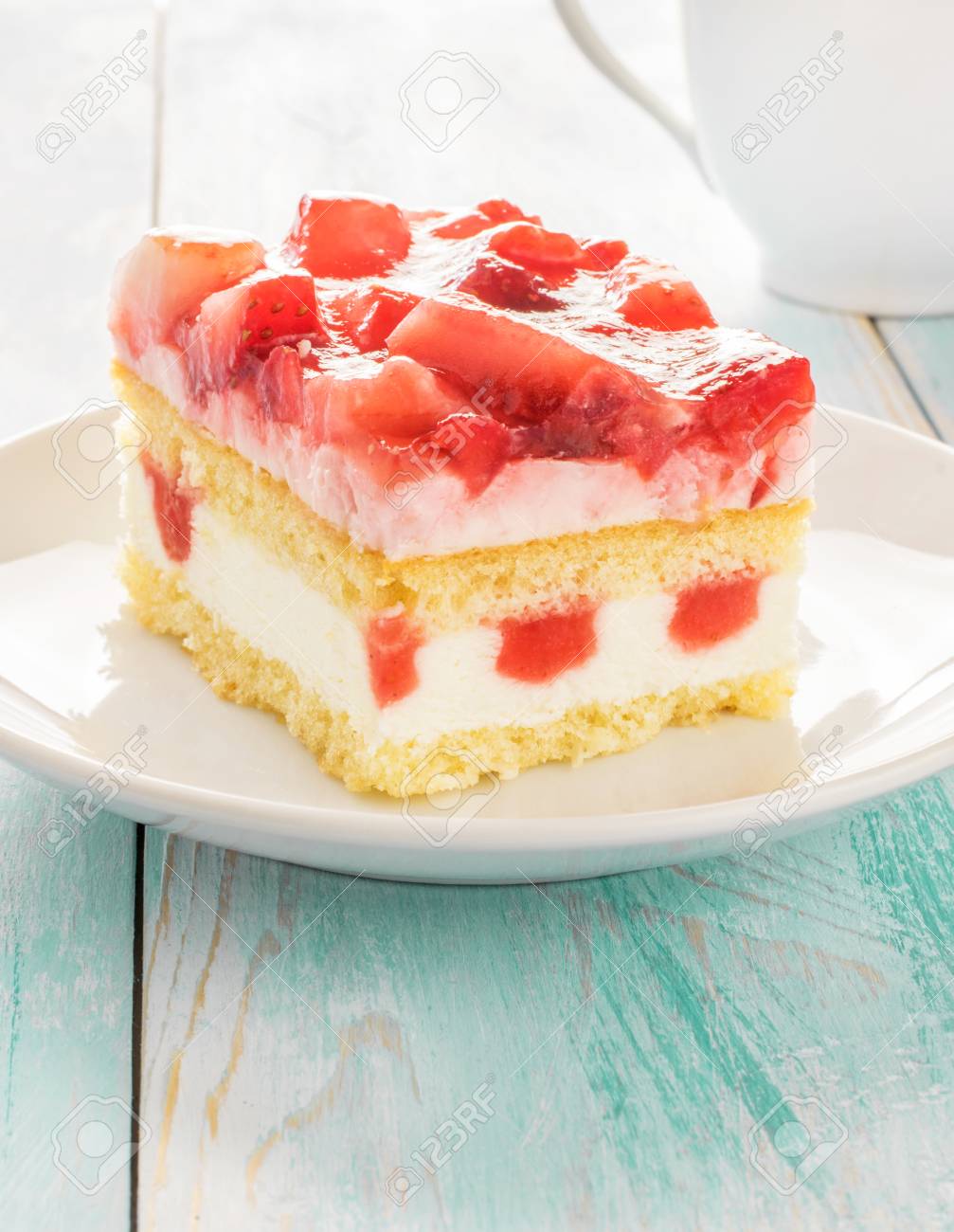 Une Portion De Creme Fraiche Fraise Gateau Eponge Sur Une Plaque Banque D Images Et Photos Libres De Droits Image
